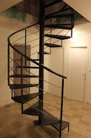 Ces escaliers étaient souvent utilisés dans les commerces en particulier les débits de boisson et brasseries et bien sûr dans les bibliothèques. Escalier Metallique Colimacon Nimes Ales Gard 30 Escalier Metallique Escalier Deco Maroc