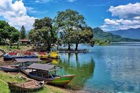 Waduk jatiluhur ini merupakan salah satu objek tempat wisata di purwakarta yang paling populer dan sering ramai dikunjungi baca juga : Waduk Malahayu Harga Tiket Masuk Spot Terbaru 2021