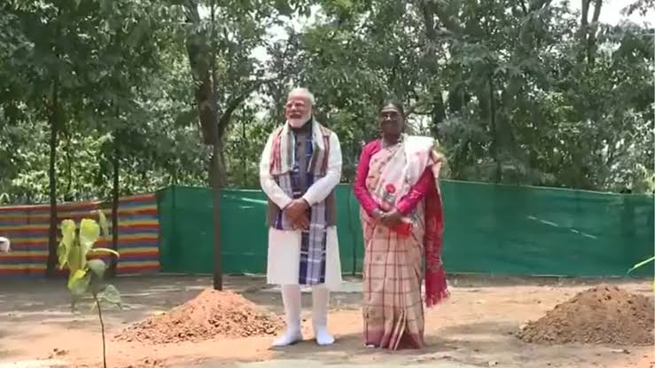 President Murmu, PM Modi Offer Prayers at Sacred Tribal Groves in Odisha's Pahadpur  Village | Times Now