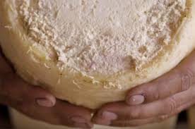 Se quest'ultimo, infatti, viene prodotto da forme di pecorino intaccate da insetti, il caso del formaggio lombardo è diverso. Casu Marzu Per I Sardi Il Formaggio Con I Vermi Vietato Dalla Legge E Sicuro