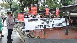 Di setiap pria yang sukses terdapat wanita yang hebat, terima kasih untuk wanita di belakangku, selamat hari perempuan sedunia. Wn1d Lh Lofs3m