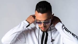 Azet, bürgerlich granit musa, geboren am 6. Albumcharts Azet Feiert Riesigen Erfolg Mit Fast Life Hiphop De