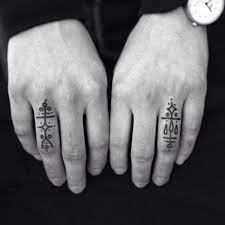 Pin Von Annabelle Cote Auf Ink Finger Tattoo Manner Hand Tattoos Fingertattoo