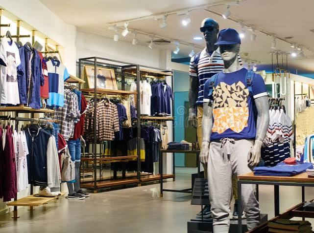 Magasin De Vêtements Pour Hommes Boutique De Vêtements Photo stock éditorial - Image du acheteur, commercial: 57351643