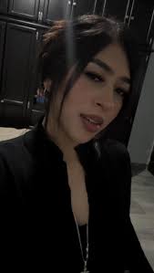 Delicada? No, yo tengo cicatrices, moretones, tres tonos de piel, hablo  hasta por los codos, soy bien grosera y si no me sale algo me encabrono en  corto.