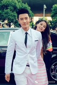 Trên weibo, nhiều người nhắc lại chuyện tình của huỳnh hiểu minh và lý phi nhi, cho rằng nếu angelababy không xen ngang, hiểu minh và phi nhi đã thành vợ chồng.nhiều người lục lại một bài phỏng vấn trước đây của lý phi nhi, trong đó cô ám chỉ bị angelababy giật bồ. Huá»³nh Hiá»ƒu Minh Va Angelababy Nháº­n Giáº¥y Ä'Äƒng Ky Káº¿t Hon Thang 10 Tá»• Chá»©c Ä'am CÆ°á»›i Showbizchaua Com