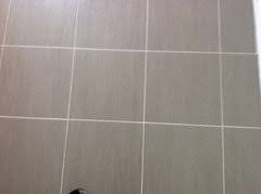 Utilisables notamment dans vos pièces d'eau, nos peintures pour carrelage et peintures pour faïence vous permettent de raviver les couleurs de vos murs et de vos sols. Couleur Qui Irai Avec Mon Carrelage Gris Pour Mon Salon