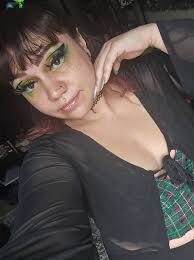 What haircut ideas would suit thin hair in a hot climate without bangs?