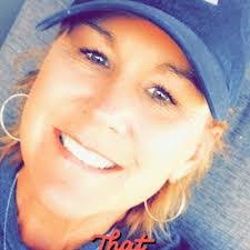 Cari Snyder's Instagram, Twitter & Facebook