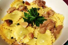 Ricette di cucina tradizionali e di cucina moderna per preparare i ravioli di zucca, ravioli dal gusto dolce con condimenti che accentuano o attenuano il caratteristico sapore dolce dei ravioli di zucca, dato dalla zucca e dai componenti del ripieno, come gli amaretti e la mostrarda. Tortelli Di Zucca E Patate Con Funghi Porcini Ricetta Del Ristorante Anna Romagna A Tavola C