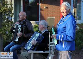 Hij speelt in de drumfanfare en in de hofbloazers, apollo's. Trompettisten Spelen Taptoe Signaal Tijdens Dodenherdenking Update 8 Filmpjes Foto S