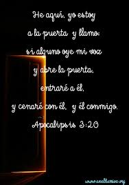 He Aqui Yo Estoy A La Puerta Y Llamo Si Alguno Oye Mi Voz Y Abre La Puerta Entrare A El Y Cenare Con El Y El Conmigo Frases Cristianas Apocalipsis