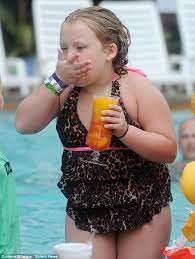 On tuesday, alana 'honey boo boo' thompson was seen with her sister pumpkin at their home in georgia. Mama June Doesn T Let Forklift Foot Get In Way Of Family Pool Day Daily Mail Online