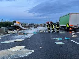 Bruttissimo incidente in a1 al km 718 direzione sud tra caianello e capua. Incidente Tra Camion A1 Chiusa E Lunghe Code Tra Reggio E Parma Foto Reggionline Telereggio Ultime Notizie Reggio Emilia