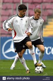 Das team anzufeuern bedeutet auch, die zunehmende ethnische vielfalt in deutschland zu. Robert Huth R Und Michael Ballack Spieler Der Deutschen Fussball Nationalmannschaft Besuchen Ein Ubungsbeispiel In Genf Schweiz Montag 29 Mai 2006 Die Deutsche Nationalmannschaft Bereitet Auf Ein Trainingslager Fur Die Fussball Wm 2006 Foto
