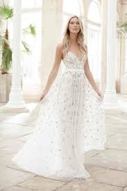 Getting Married Abroad You Ll Need A Wedding Dress That Is Light Comfortable Needle And Thread Wedding Dresses Wedding Dresses Romantic Wedding Dress Organza