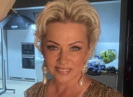 Helena Ahti-Hallberg päivitti lomatunnelmiaan Intiasta: "kyyneleet valuvat  pitkin poskia"