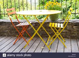 Bistromöbel und stahlrohrstühle kaufen verschiedene farben der gestelle komplettangebote bistromöbel jetzt versandkostenfrei und auf rechnung bestellen. Franzosische Terrasse Mit Gelb Und Orange Bistro Mobel Stockfotografie Alamy