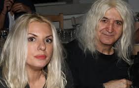 Η μικροβιοφοβία που είχα δεν μου επέτρεπε ούτε να αλλάξω πάνα στο παιδί μου και να κάνω αυτά που έπρεπε να κάνω. Aytos Einai O Panemorfos Gios Ths Annitas Pania Kai Toy Nikoy Karbela Se Poion Moiazei Newside Gr Newside Gr