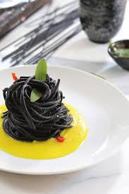 In ogni caso è un piatto che non ammette mezze misure: Spaghetti Al Nero Di Seppia Con Crema Di Cavolfiore Allo Zafferano E Alici