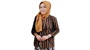 Baju lurik pria, baju lurik jawa pria, model bawahan lurik, lurik modern pria, model baju lurik kombinasi terbaru, batik lurik jogja, kebaya lurik kehadiran fashion lurik pria wajib kamu nantikan, karena penampilan bisa menjadi suatu cerminan dan prioritas nomor satu bagi sekomponen orang. 5 Inspirasi Tampilan Modern Seleb Mengenakan Kain Tradisional Stylish Bukareview