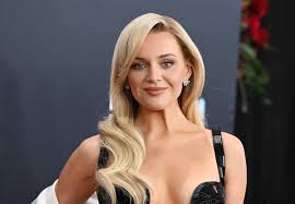 Elisha Cuthbert gets a change of wardrobe