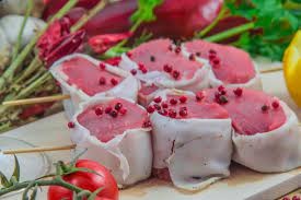 Questi spiedini di maiale sono un modo stuzzicante di servire in tavola bocconi grondanti di delizioso lardo, resi umidi dal peperone che, in cottura, aiuta. Spiedini Di Filetto Di Maiale Con Lardo Di Cinta Sapore Di Valdorcia