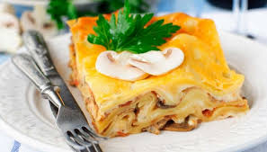 Togli la pelle ad una salsiccia e con le dita a stacca dei pizzicotti abbastanza piccoli di carne, buttali nella padella e vai avanti così una salsiccia. Ricetta Lasagne Con Zucca E Funghi Le Ricette Di Buonissimo