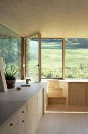 Habillee De Bois Du Sol Au Plafond La Cuisine S Offre La Nature En Tableau Grace Aux Grandes Baies Qui S Ouvrent Sur Timber House Wood Exterior Door Balsthal