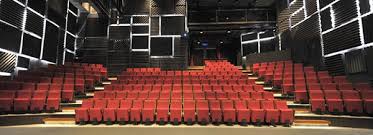 Seni teater merupakan seni pementasan di depan penonton langsung, apa bedanya dengan drama? 8u9ebxqmednafm