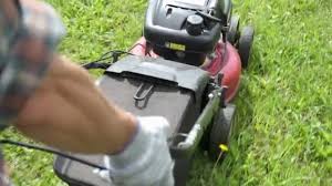 What does tukang kebun mean in english? Tukang Kebun Pria Memotong Rumput Dengan Mesin Pemotong Rumput Pada Stok Video C Gargonia 437517484
