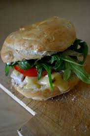Bagels Garni Poulet Cheddar Tomates Roquette Sauce Traditionnelle Miel Moutarde Cream Cheese Le Dessert Du Dimanche Plats Reconfortants Alimentation Cuisine De Rue