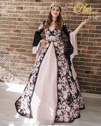 Goruntunun Olasi Icerigi Bir Veya Daha Fazla Kisi Ve Ayakta Duran Insanlar Kiyafet Couture Haute Couture