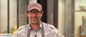Paul poiret was the first designer to come up with the idea of publishing his designs in the form of a fashion album. Paul Pairet Top Chef Mais Pourquoi Porte T Il Constamment Une Casquette Gala
