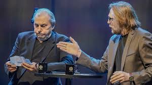 Sundquist utdannet seg som skuespiller i oslo, ble fast ansatt ved det norske teatret i 1972 og senere ansatt ved nationaltheatret. Tull Og Toys For De Over 40 Itromso No