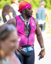 Nothing beats that finish line feeling! 😎🏁 Way to put that work in  squad!! 😤 If you want to run it back with us this weekend hit the link in  our bio!