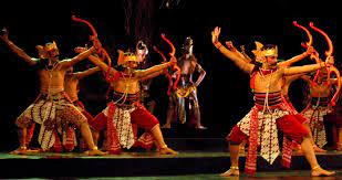 Konsep yang dipakai dalam pakaian adat biasanya mewakili sejarah, tradisi budaya atau warisan serta wilayah geografis tempat masyarakat atau suku itu tinggal. 5 Seni Budaya Indonesia Yang Mendunia