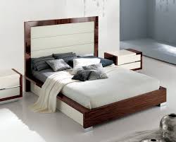 Das queensize bett ist als weitere variante zu den bereits bestehenden maßen wie zum beispiel dem kingsize bett entstanden. Wie Gross Ist Ein King Size Bett Wie Gross Wie Schwer Wie Weit Wie Hoch