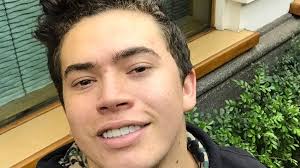 Whindersson nunes batista (palmeira do piauí, 5 de janeiro de 1995), é um comediante, youtuber, cantor e ator brasileiro, conhecido pelos seus vídeos de humor no youtube desde 2013. Whindersson Nunes Mostra Antes E Depois Apos Descobrir Doenca