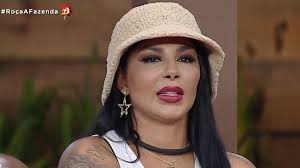 A Fazenda 15: Record mostra vídeo de Jenny batendo o sino e debocha