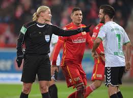 Alman kadın hakem bibiana steinhaus ile iki yıl önce düdüğünü bırakan i̇ngilizler'in ünlü hakemi howard webb büyük bir aşk yaşıyor. Bibiana Steinhaus Becomes First Female Referee In Bundesliga History Latest Sports News In Nigeria