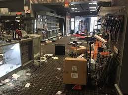 Guitar center is the world's largest retailer of guitars, amplifiers, drums, keyboards, recording, live sound, dj, and lighting equipment, with more. Guitar Center Alberto Bolocan Simonis Guitar Facebook