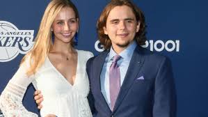 He was reportedly conceived through the artificial insemination of a surrogate mother whose identity has been kept a secret. Papa Michael Ware Heute Stolz Auf Seinen Altesten Sohn Prince Jackson