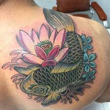 Descúbrelo y mira la galería de es por ello que es habitual ver tatuajes del pez koi junto a otros elementos tales como una flor de loto. Januar Tattoo Flor De Loto Y Pez Koi