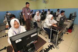 Sekolah tersebut memiliki 6 program studi unggulan, diantaranya administrasi. 10 Smp Swasta Terbaik Jawa Timur Berdasar Nilai Un 2019 Halaman All Kompas Com