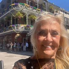 Can somewon pls restorer this picture of me plz…. Zooming out,,,, see my  face 🤨 is old photo me and I want to see him…. I having my eyes