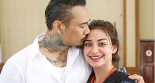 Selain istrinya, ayah jerinx, i wayan arjana juga datang ke lapas untuk menjemput, juga dua personel sid, bobby cool dan eka rock. Pengancam Pembunuhan Terhadap Istri Jrx Sid Minta Maaf Pelaku Calon Dokter