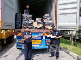 The taste unlike our usual spicy curry, the curry is strong and slightly sweet. Jalan Ayer Hitam Yong Peng Sinar Harian