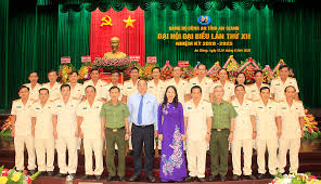 Từ năm 1995 đến 2005, ông đảm nhiệm các chức vụ: Ä'áº¡i Ta Ä'inh VÄƒn NÆ¡i Giá»¯ Chá»©c Bi ThÆ° Ä'áº£ng á»§y Cong An Tá»‰nh An Giang