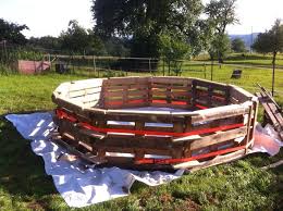 Family Builds Backyard Pool Out Of Pallets And It S Awesome Diy Swimming Pool Pallet Pool Pallet Building
